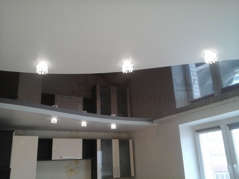 Двухуровневый натяжной потолок с подсветкой на кухне