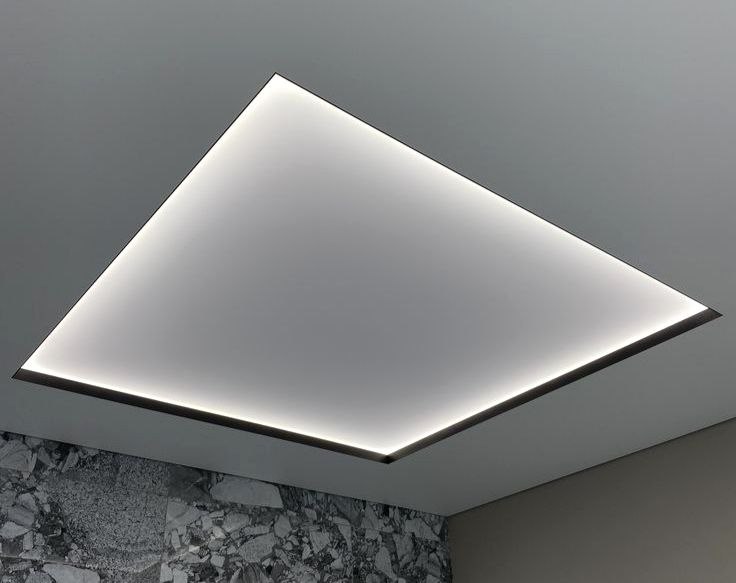 Световой натяжной потолок для ванной —  топ решение которое притягивает взгляды.
